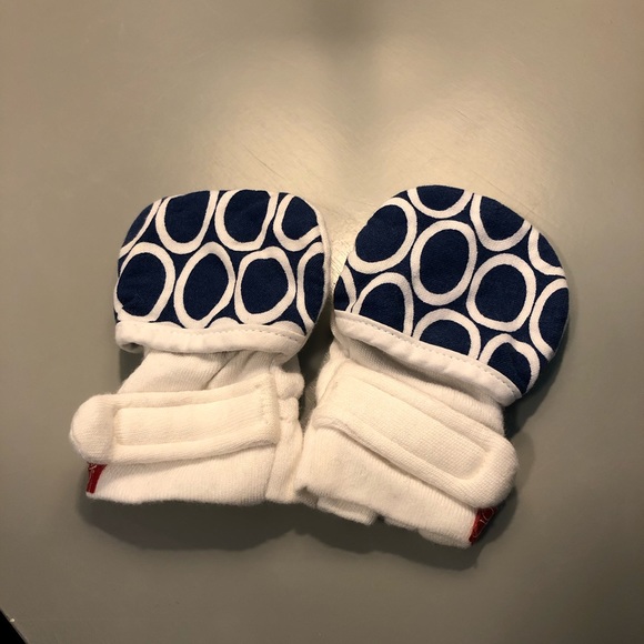 Baby slippers and newborn mittens - Picture 11 of 14